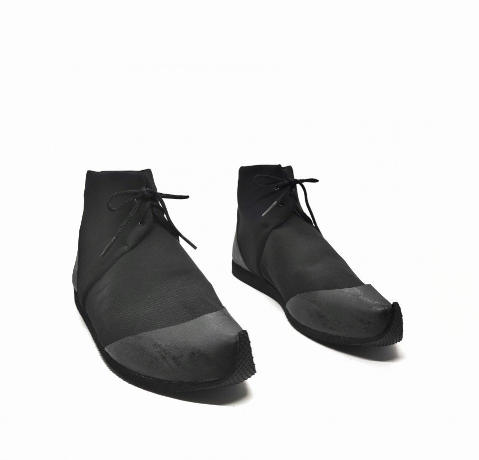 נעל ספורט שרוכים שחורה גובה קרסול- טבעוני