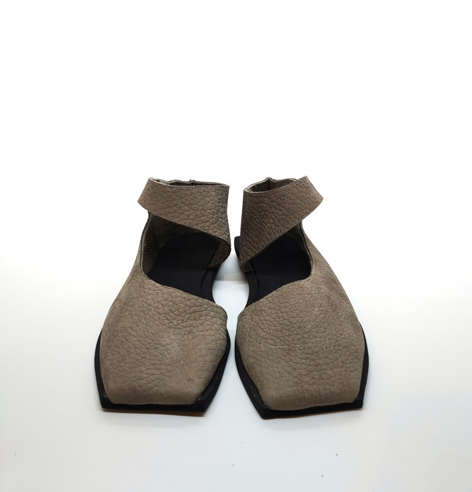 נעל בובה מרובעת 