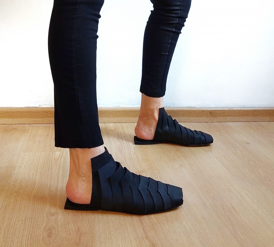  כפכף ארמדיל שחור 