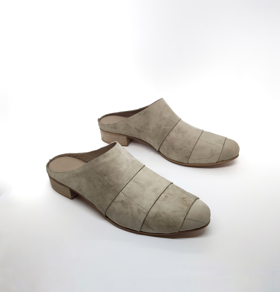 כפכף רצועות רחבות על עקבון - סמפל