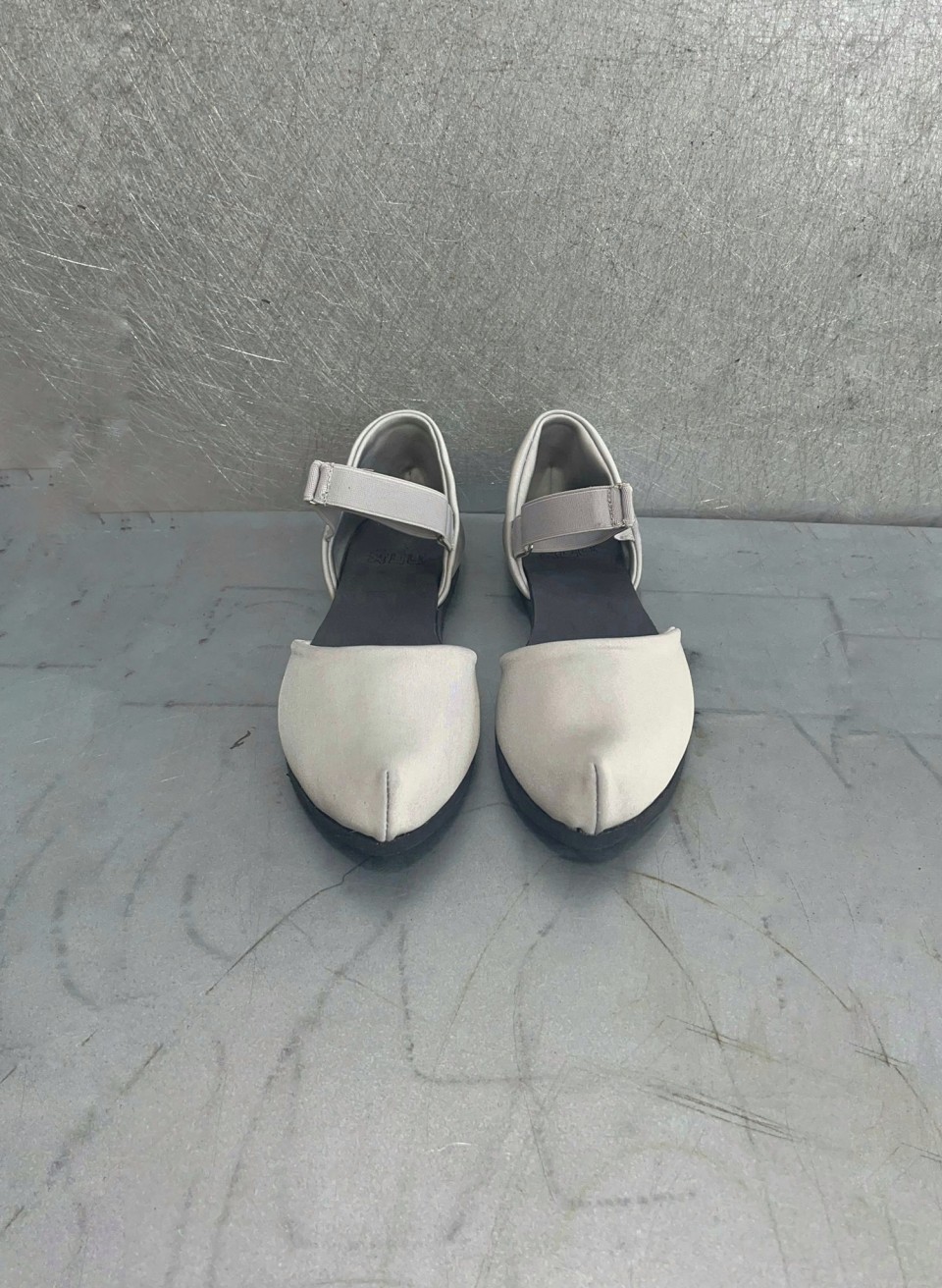 נעל ספורט קלה סגורה מקדימה בלייקרה כסופה