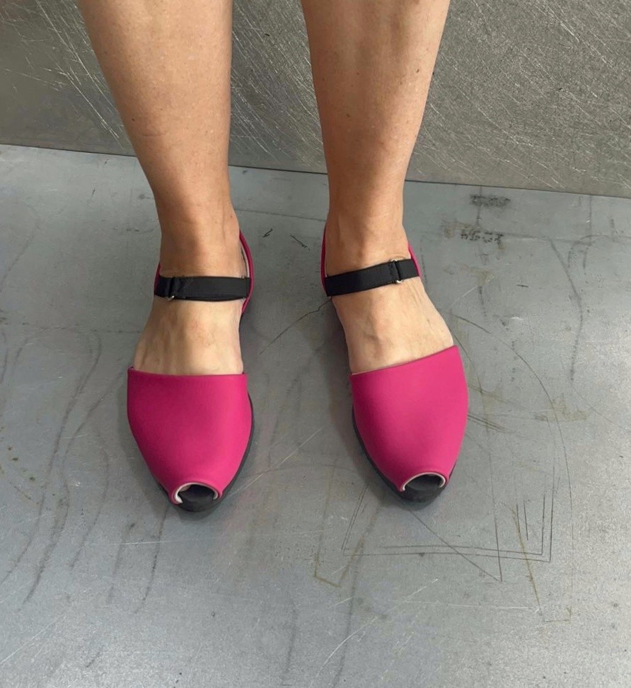 נעל ספורט קלה פתוחה מקדימה בפוקסיה