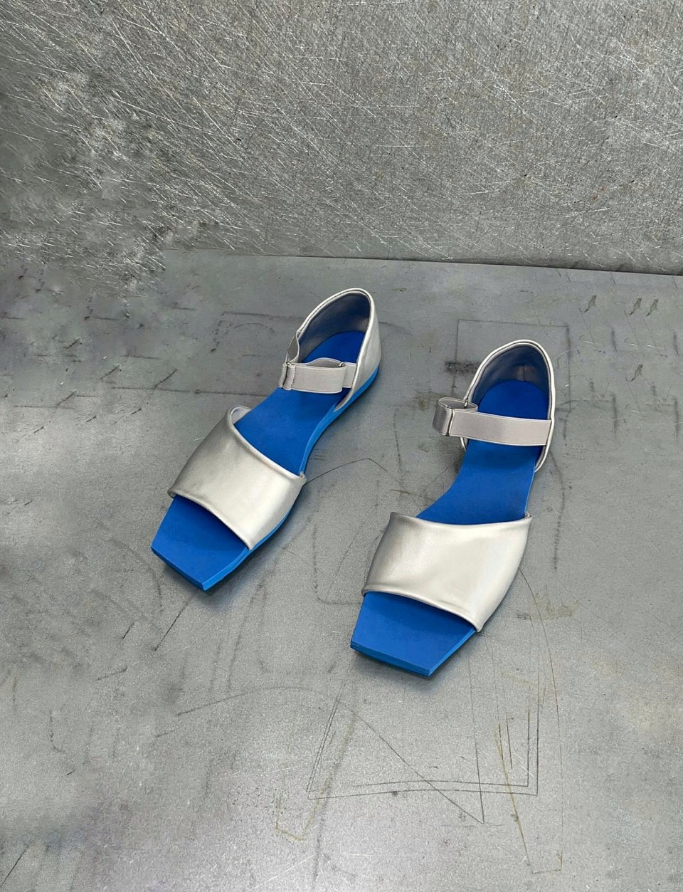 סנדל ספורט דמוי עור כסוף