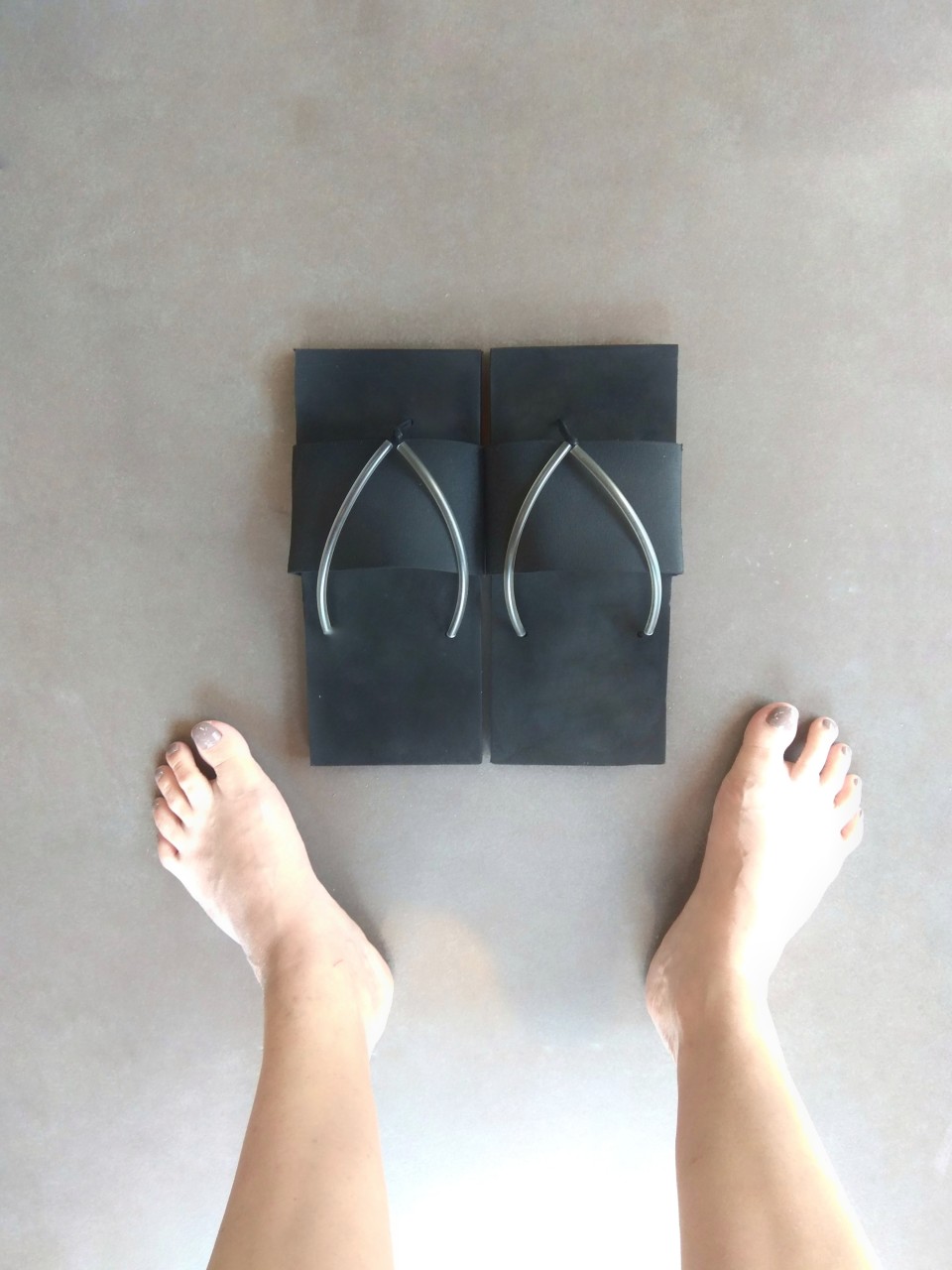 כפכף אצבע מרובע גדול עם רצועת גומי רחבה