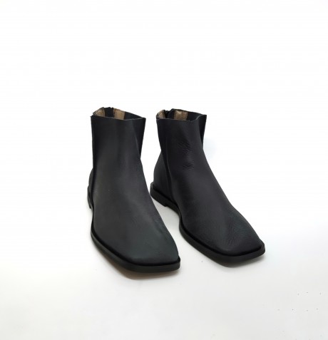  SQUARE CANTER ANKLE BOOT IN DISTRESSED BLACK
