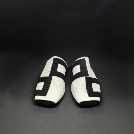 CUBES SLIDERS IN CREAM AND BLACK