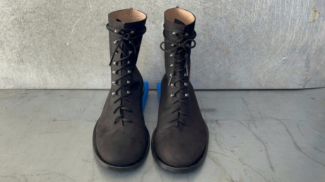 LACE UP COMBAT BOOTS IN BLACK