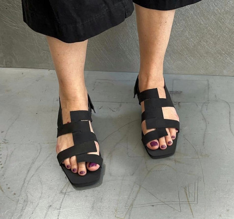 SQUARE SOLE BRAIDED SANDALS IN BLACK